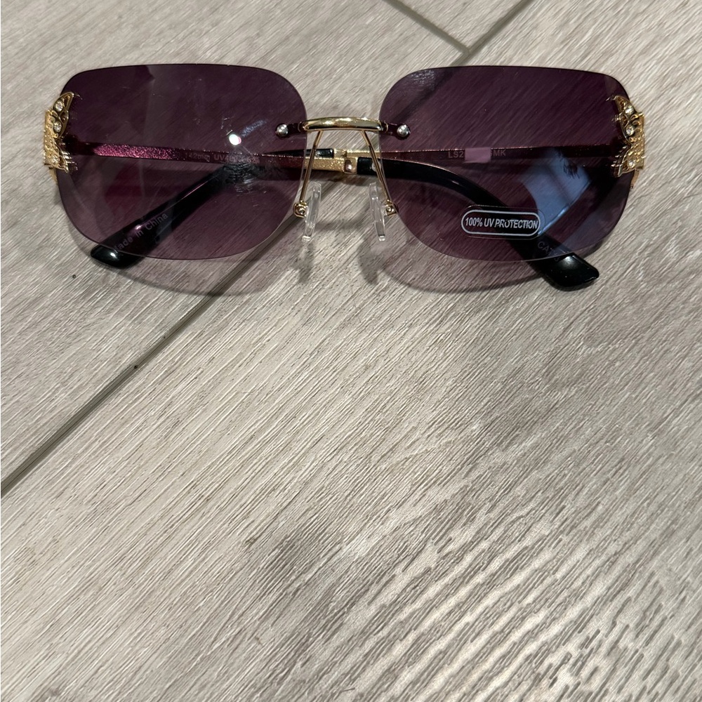 Chic y2k Sunglasses with Gold Detail - Picture 5 of 5